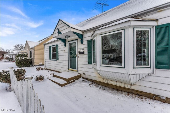 Building Photo - 25500 Briardale Ave