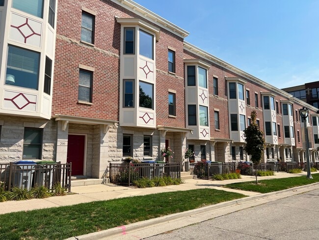 Building Photo - 212 E Reservoir Ave