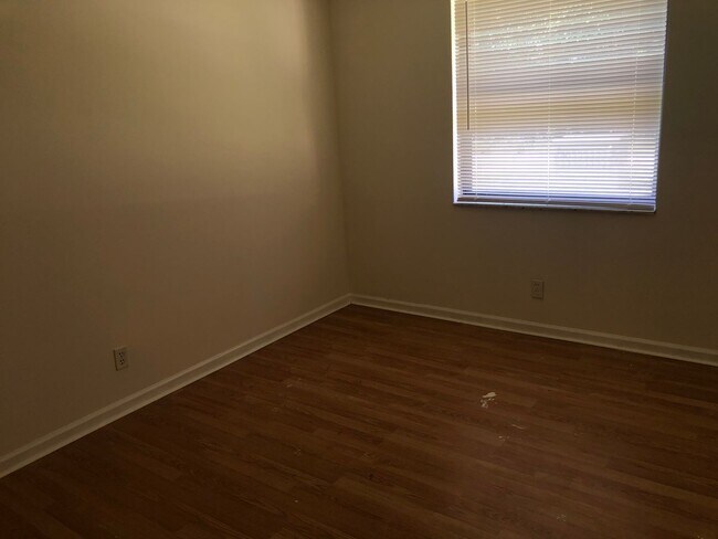 Building Photo - 2 bed 1 bath