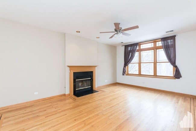 Building Photo - 4231 N Kenmore Ave