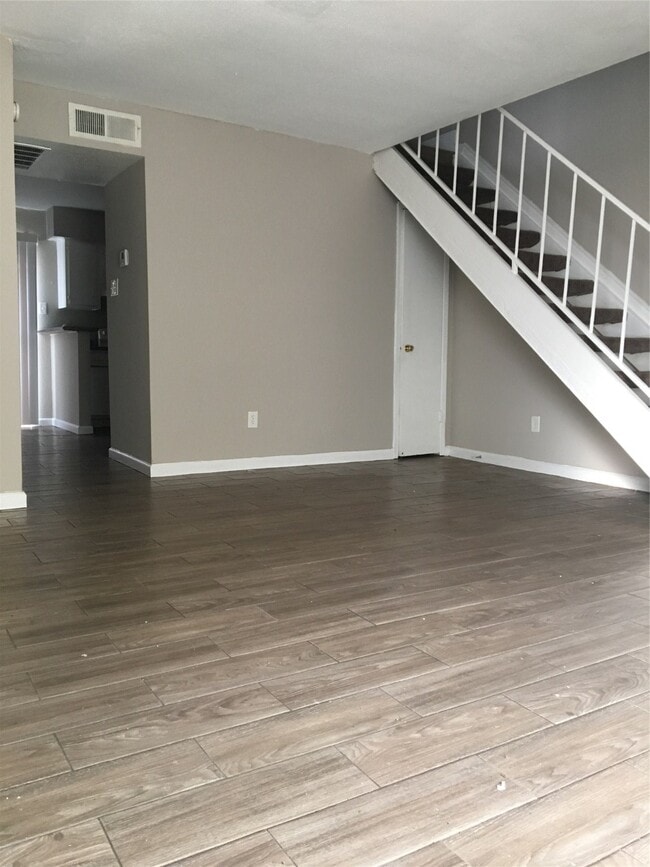 Building Photo - 5625 Antoine Dr