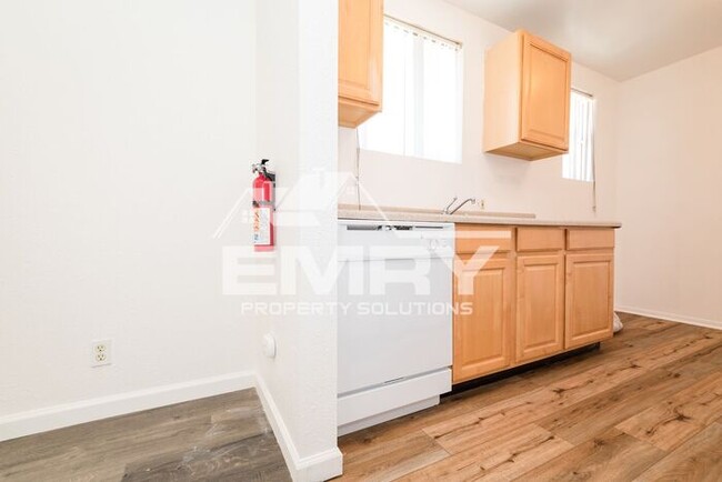 Building Photo - 2 Bed 1 Bath Apartment for Rent on Pickfor...