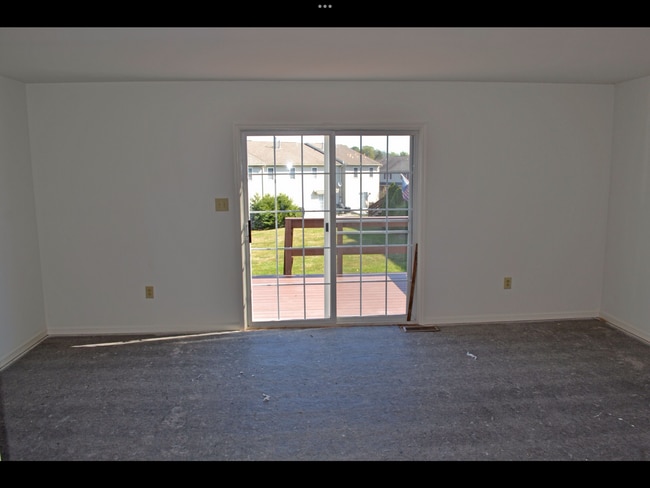 Building Photo - Beautiful townhome in Exeter Schools