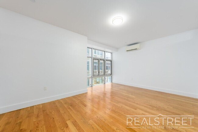 Building Photo - LUXURY LOFT in Queens!