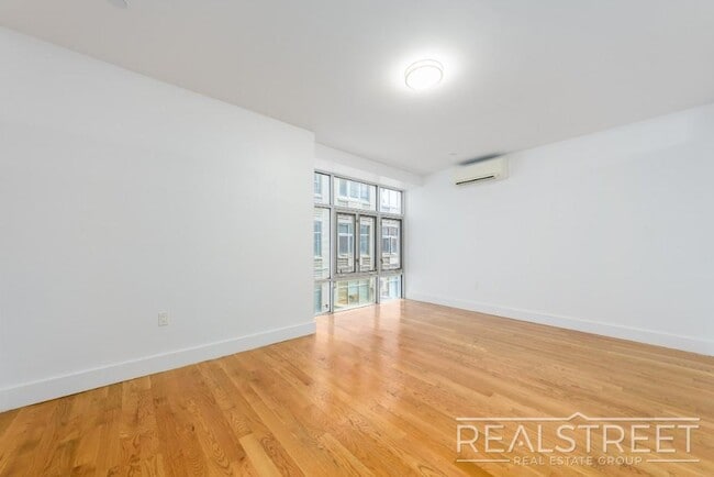 Building Photo - LUXURY LOFT in Queens!