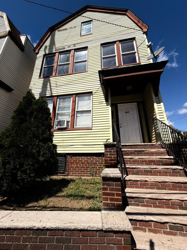 Foto del edificio - 643 Garfield Ave