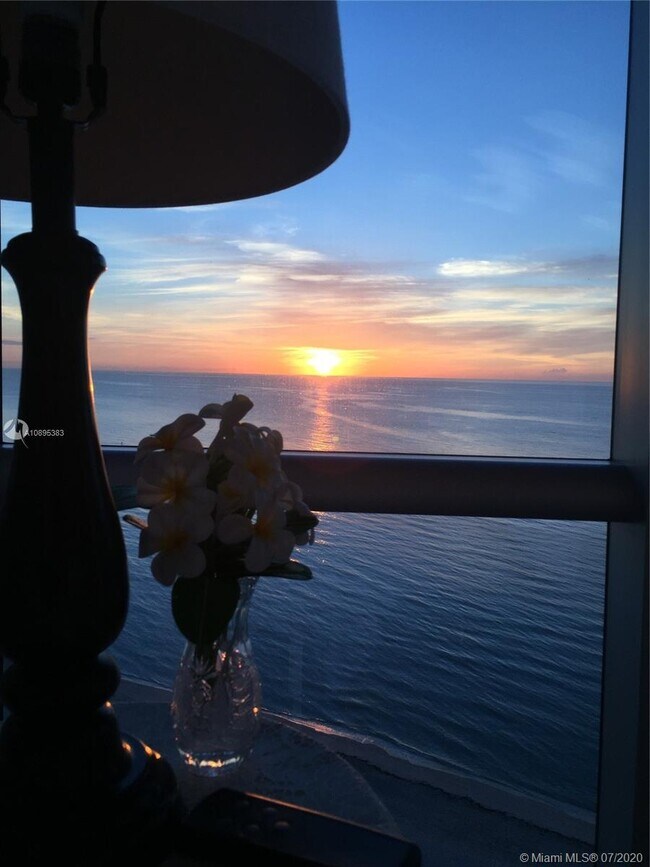 Foto del edificio - 17121 Collins Ave
