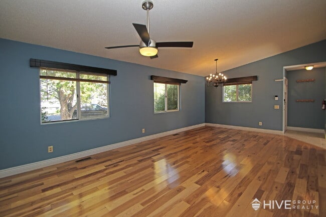 Building Photo - Bright and Spacious Home with a Fantastic ...