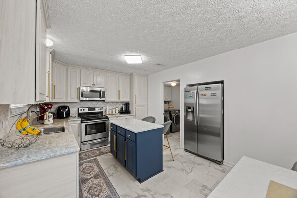 Foto del edificio - 7210-7212-7212 Feather Ct