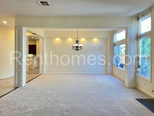 Foto del edificio - 5585 Shannon Ridge Ln