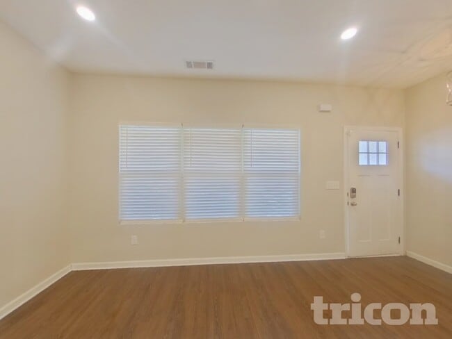 Building Photo - 1576 Queen Elizabeth Dr