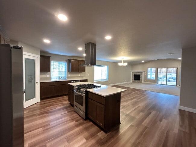 Building Photo - Beautiful 3 Bedroom / 2 Bathroom Home in S...