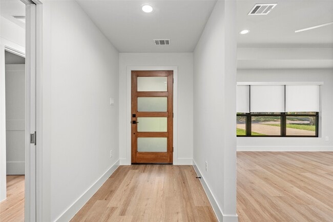 Building Photo - 9606 Pine Lake Dr