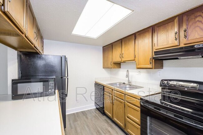 Building Photo - 1370 Estes St