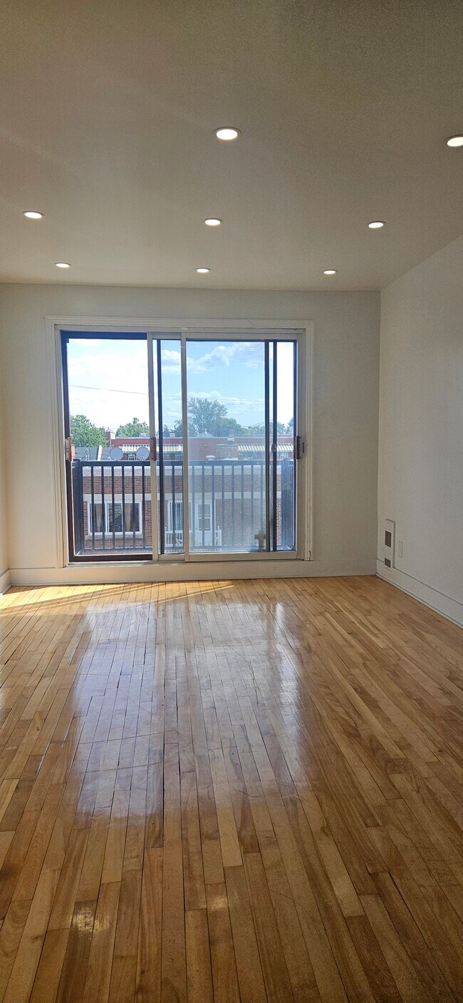 Photo du bâtiment - 8525 Av Wiseman