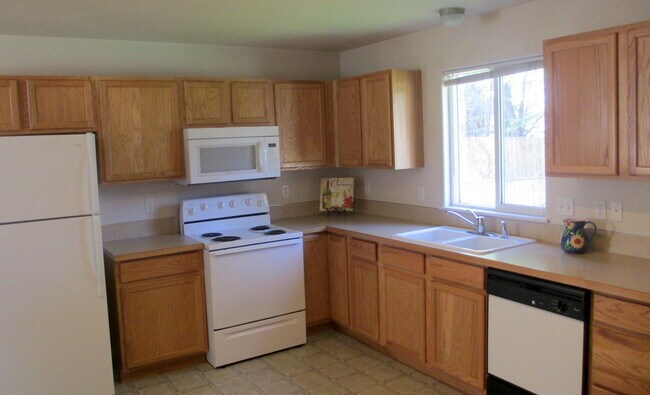 Kitchen - 1059 E Iowa Ave