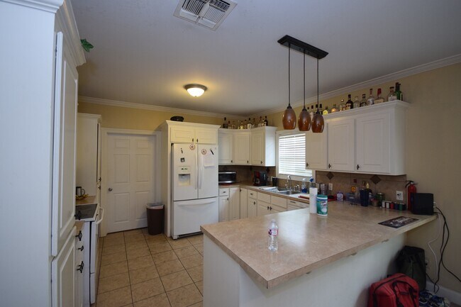 Building Photo - 4 Bed 2 Bath Home Centrally Located!