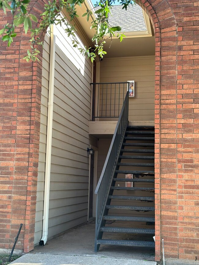 Building Photo - ONE BEDROOM, one bath! Condo by ACU!