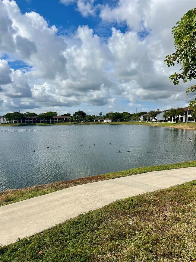 Foto del edificio - 215 Lake Pointe Dr