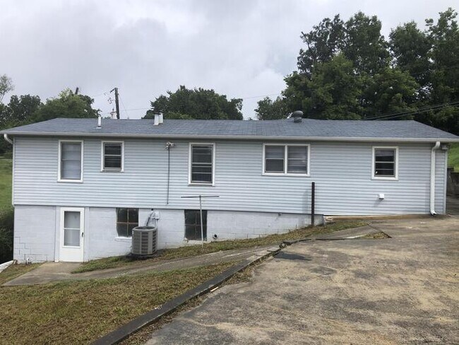 Building Photo - 1224 3rd Ave