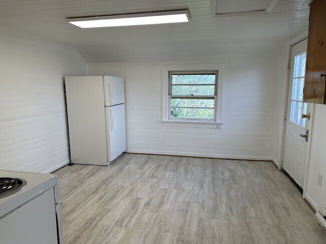 Foto del edificio - 1 Bed / 1 Bath Apartment (Available 10/25/24)