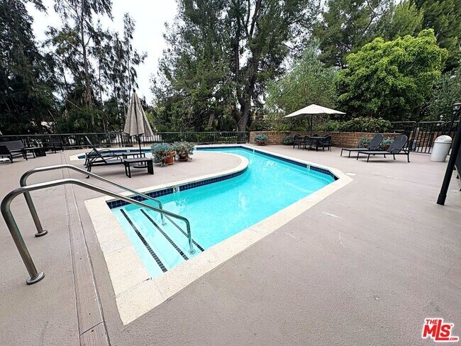 Foto del edificio - 13331 Moorpark St