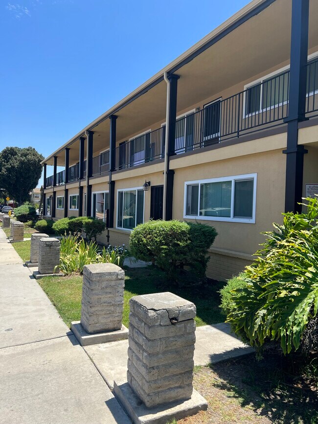 Building Photo - 900 S Highland Ave