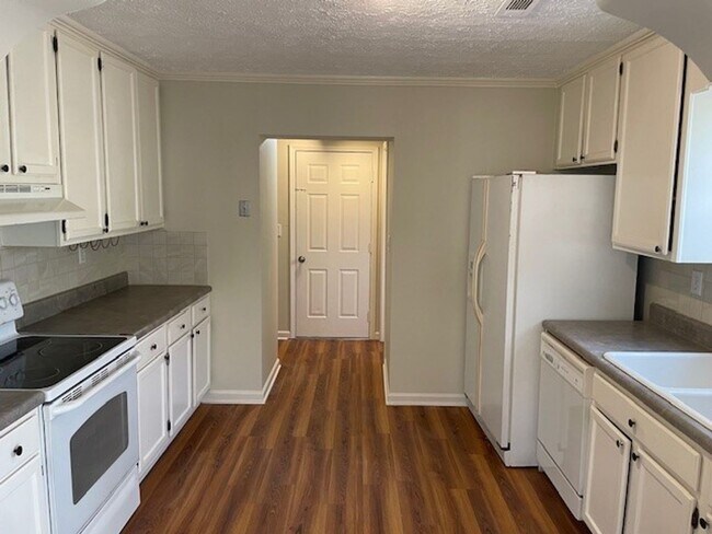 Foto del edificio - 110 Braelinn Ct: Recently renovated (2022)...
