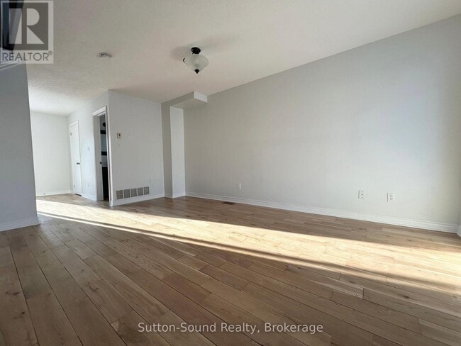 Building Photo - 1392 14th Ave E