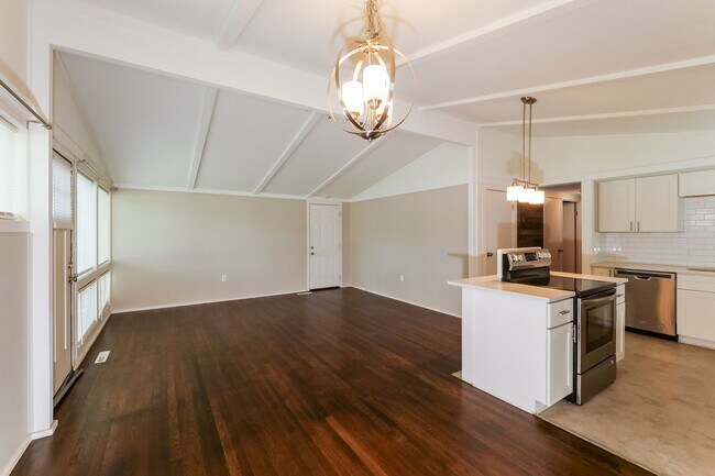 Foto del edificio - 4BR/2BA | Newly Renovated Single Family Home | 1-Car Garage Parking  | Fenced yard!