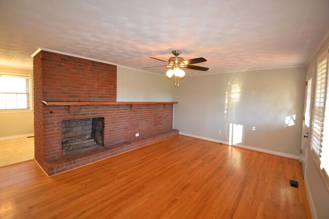 Building Photo - Super cute and updated brick ranch for ren...