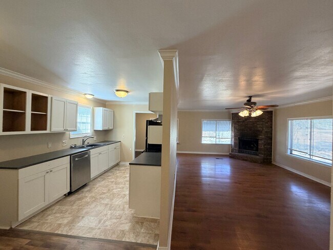 Foto del edificio - Updated in Keithville... Large yard.