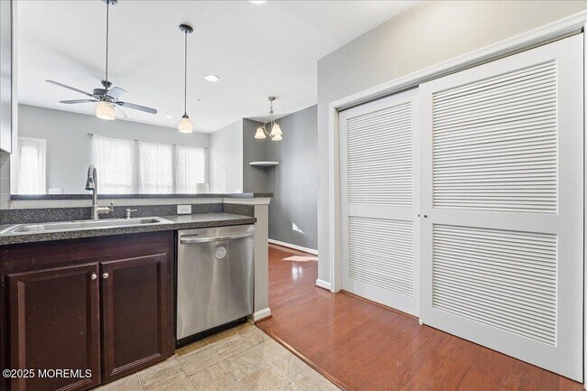 Foto del edificio - 14 Michael Dr