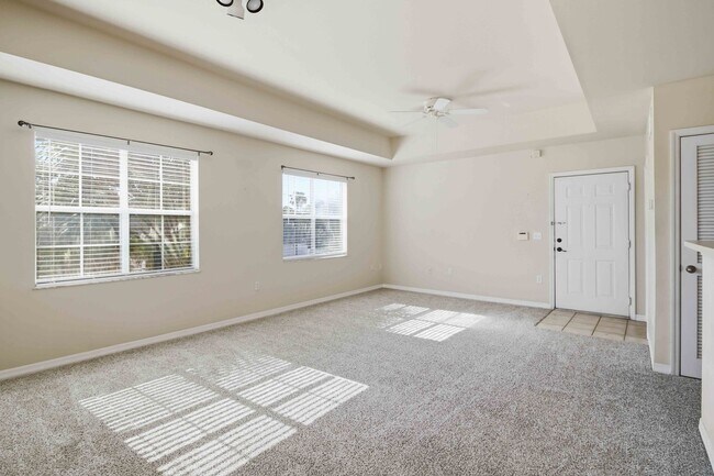 Foto del edificio - Spacious 2/2 unit available now for annual lease