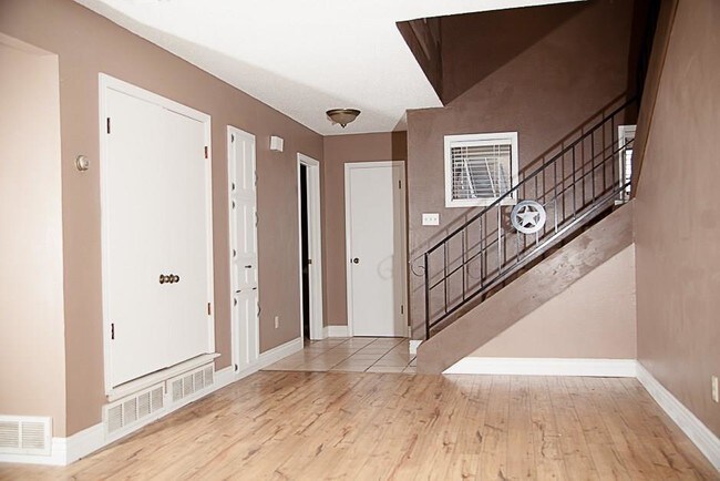 Building Photo - 207 E Harwood Rd