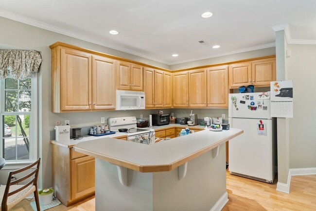Building Photo - **Application Pending**Lovely 3 bedroom townhome close to the Eno River in Country Club Heights!