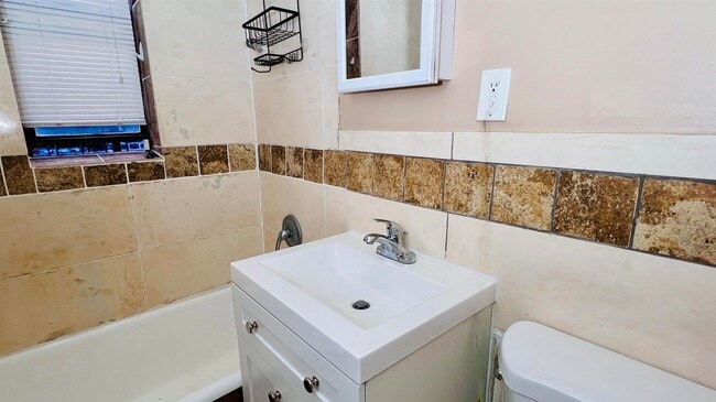 Building Photo - 118 Corbin Ave