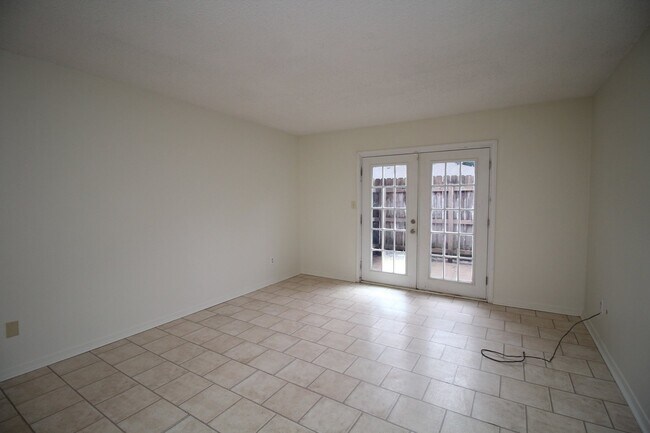 Foto del edificio - Spacious Northeast Pensacola Apartment Featuring 2 Bedrooms, 2 Bathrooms, Inside Laundry, and Pet...