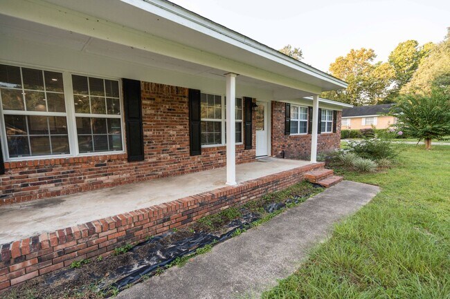 Building Photo - 3/2 Pool Home - Lake Jackson Area