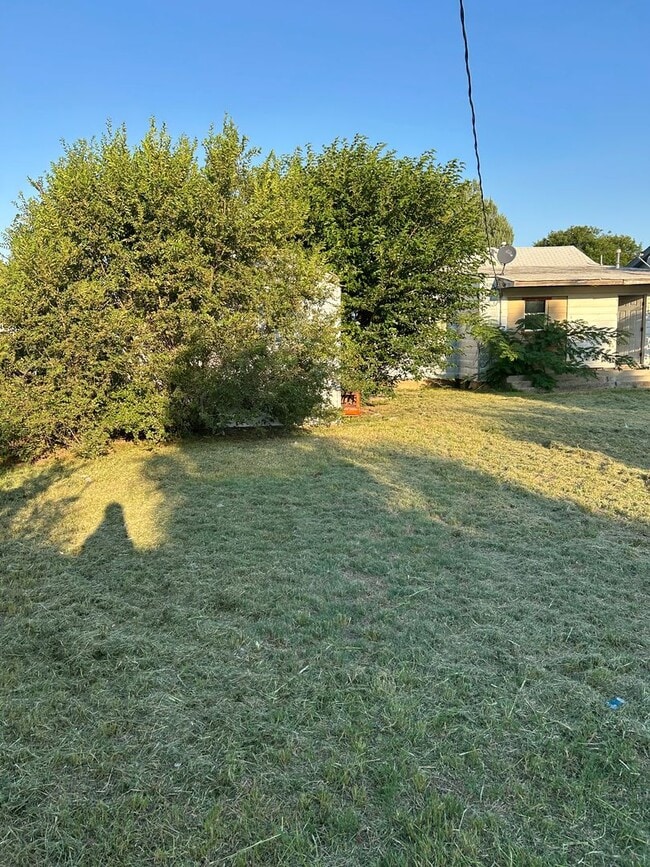 Building Photo - Large 3 bed 1 bath Home