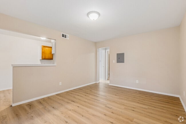 1BR, 1BA - 750SF - Living Room - Westwood Gardens