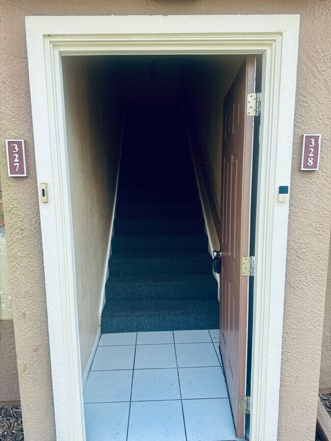 Foto del edificio - For Rent: Spacious 3-Bedroom, 2-Bath Second-Floor Condo with Balcony & Community Amenities