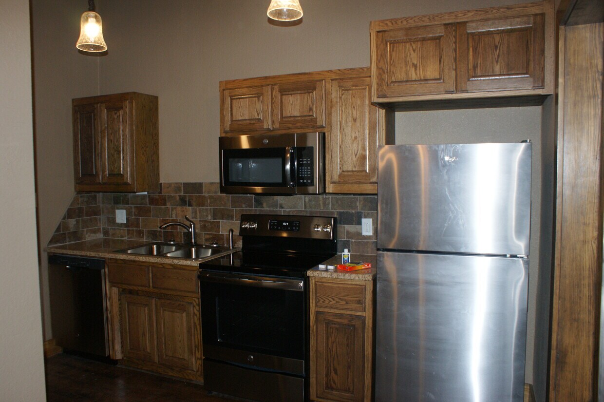 Folleto de arrendamiento actualizado de 200 23rd St. - 121 S Jefferson St