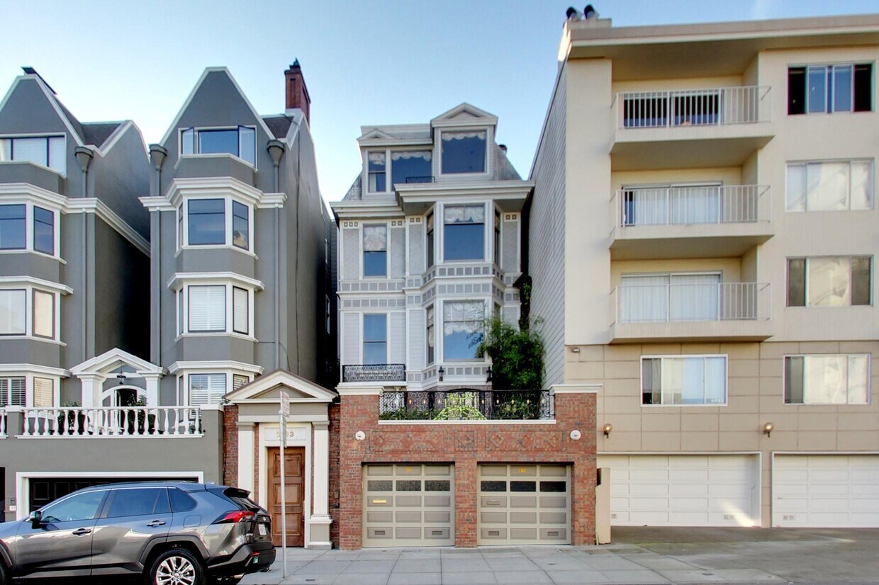 Primary Photo - 2183 Pacific Ave