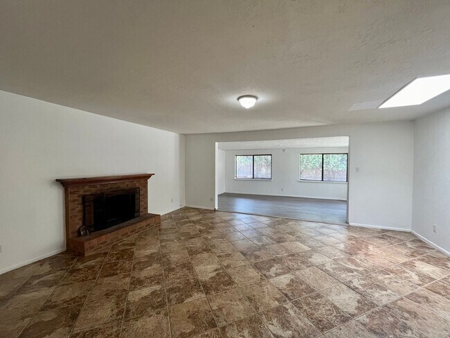 Building Photo - Appealing 3 Bedroom, 2 Bath Home In The NW...