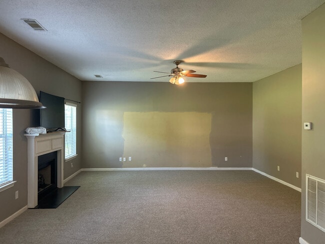 Building Photo - Room in House on Cabana Way