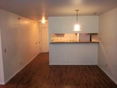 De la sala de estar a la cocina. - 428 Kays Ln