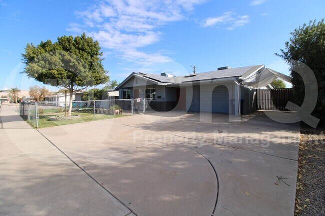 Building Photo - 3027 S Clementine Dr