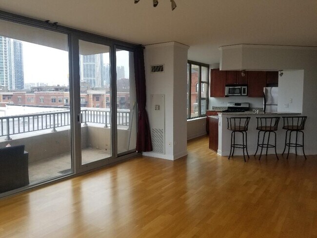 Foto del edificio - Extra Spacious Corner 1 Bed Condo set in Chicago's Desirable West Loop Neighborhood! Ready 6/1!