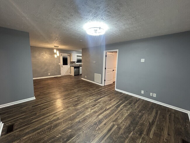 Foto del edificio - 573 Somerset Ln